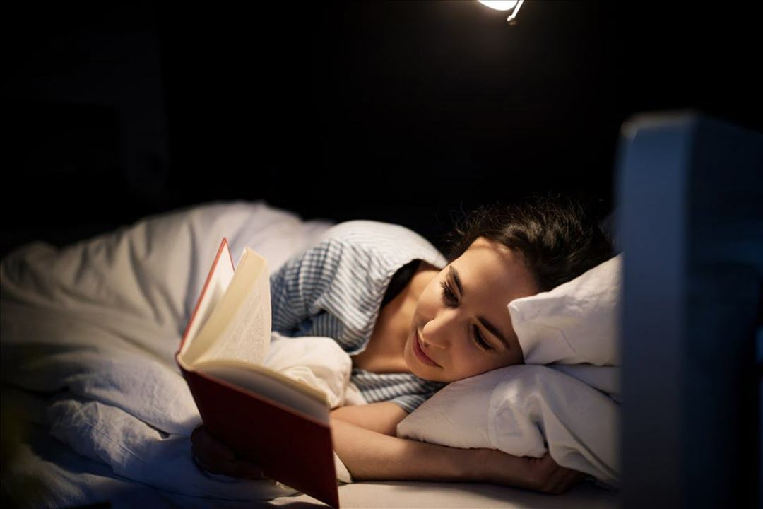 Đọc sách ban đêm là phương pháp “ru ngủ” hữu hiệu